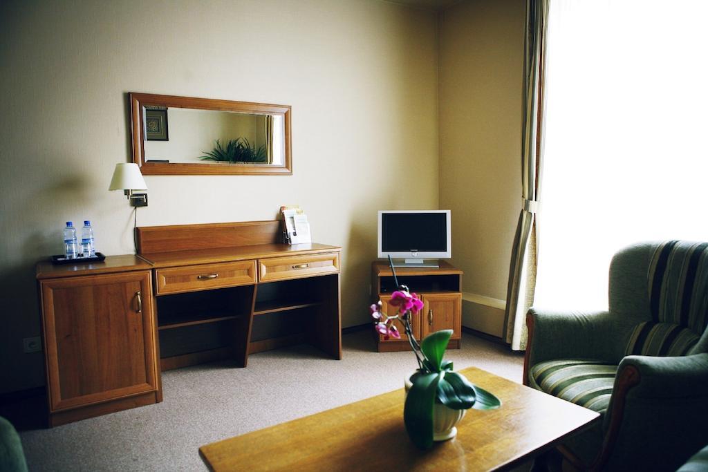 Hotel Zorza Namysłów Ruang foto