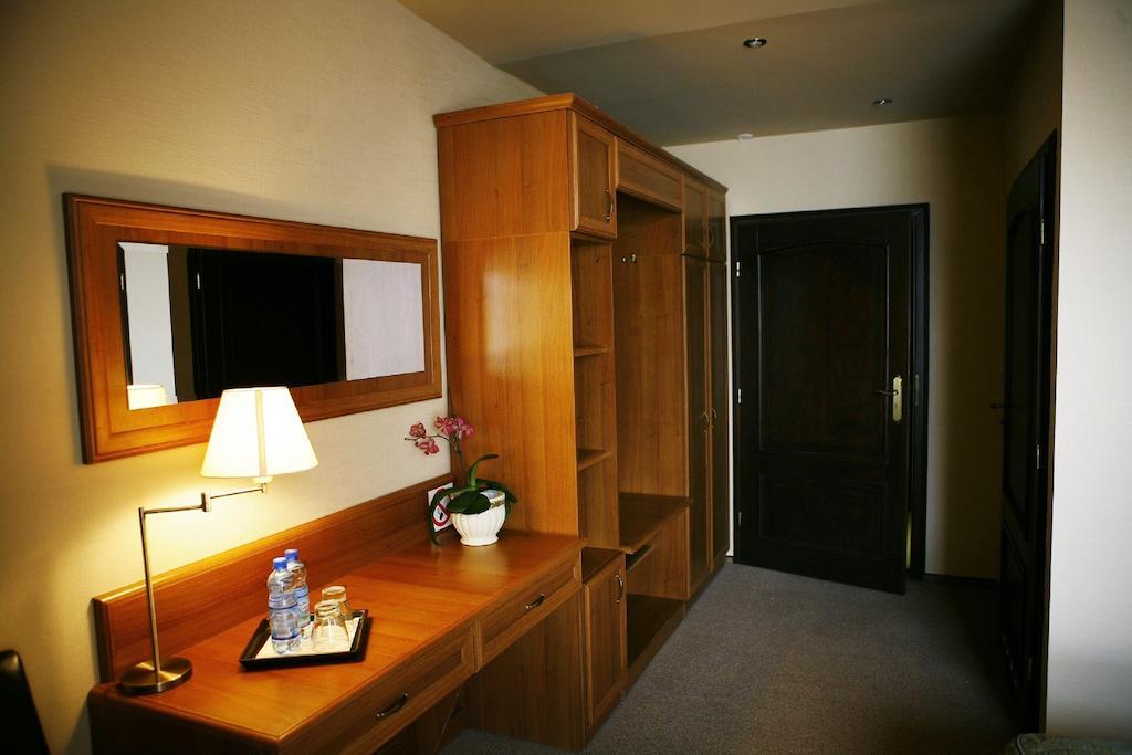Hotel Zorza Namysłów Ruang foto